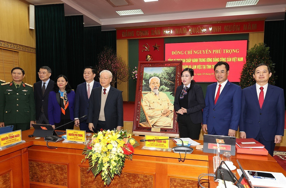 Tổng Bí thư Nguyễn Phú Trọng tặng bức tranh chân dung Bác Hồ cho Đảng bộ, chính quyền, quân và dân tỉnh Thái Nguyên. (Ảnh: Trí Dũng/TTXVN)