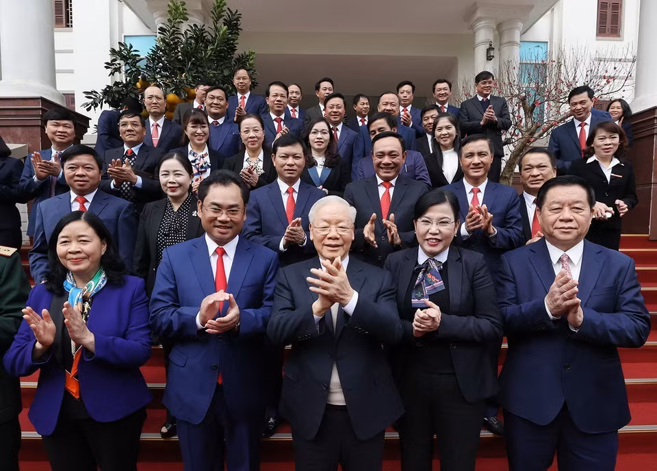 Tổng Bí thư Nguyễn Phú Trọng và các đại biểu với lãnh đạo tỉnh Thái Nguyên. (Ảnh: Trí Dũng/TTXVN)