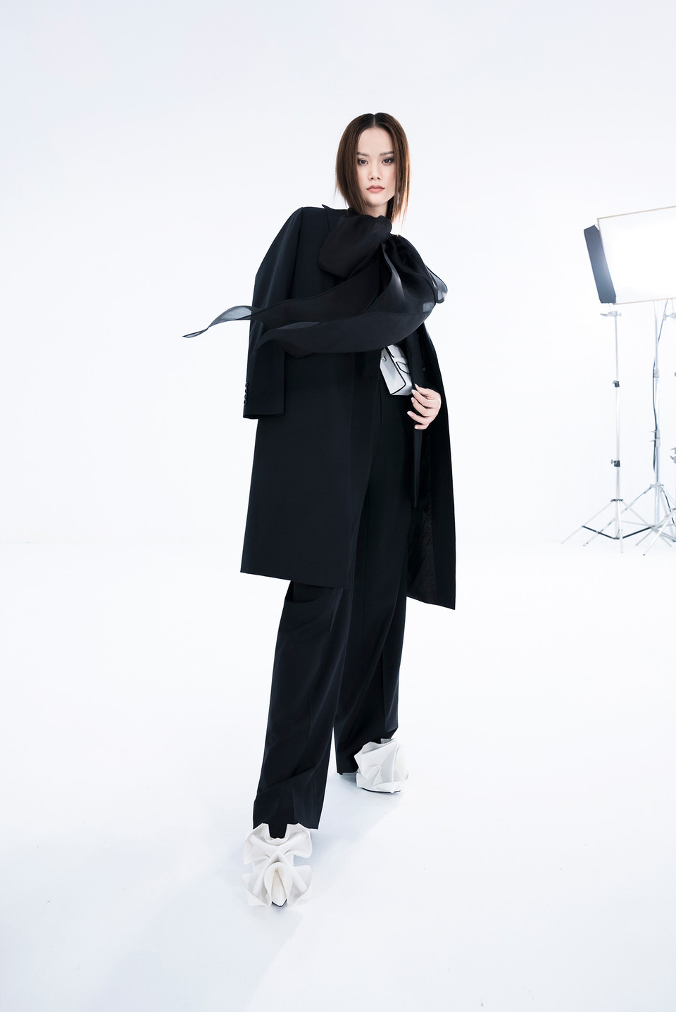  Với màu sắc chủ đạo đen và trắng, Trần Hùng muốn nhấn mạnh sự tương phản trong phong cách của bộ sưu tập cũng như chính cá tính Hương Ly: Một chút nam tính, nổi loạn và lì lợm, kết hợp chút kiêu kỳ, duyên dáng và gợi cảm. (Ảnh: CTV/Vietnam+)