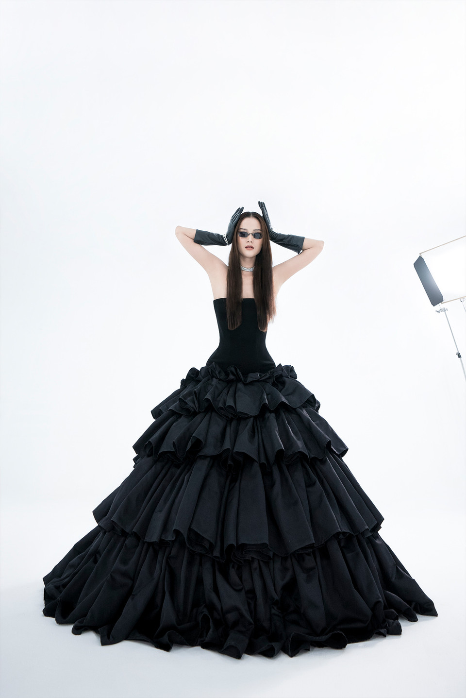 Bộ sưu tập được lấy cảm hứng từ chính 'nàng thơ' đã luôn đồng hành cùng Trần Hùng suốt chặng đường thiết kế của anh - Quán quân Vietnam’s Next Top Model 2015 Hương Ly. Cô cũng là người mẫu duy nhất thể hiện xuyên suốt toàn bộ các thiết kế trong bộ sưu tập lần này. 