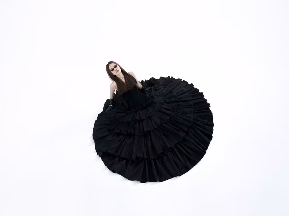 Cuối tuần qua, nhà thiết kế Trần Hùng chính thức ra mắt bộ sưu tập 'La Muse' được tổ chức trong khuôn khổ London Fashion Week mùa Fall 2021 trên nền tảng trực tuyến, cùng với các kênh chính thức của mình trên Youtube và TikTok. 