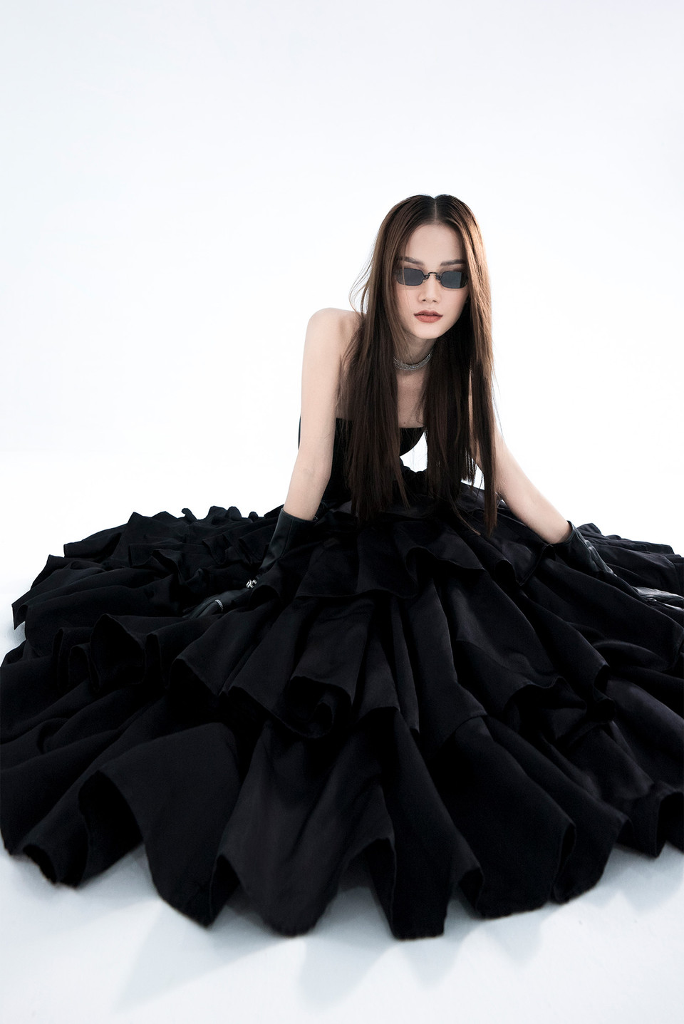 Trong một phút đầu xuất hiện, Hương Ly gây ấn tượng bằng bộ đầm dạ hội tiên cá màu đen tuyền cùng phụ kiện là chiếc kính râm tạo nên phong cách vô cùng 'chịu chơi.' (Ảnh: CTV/Vietnam+)