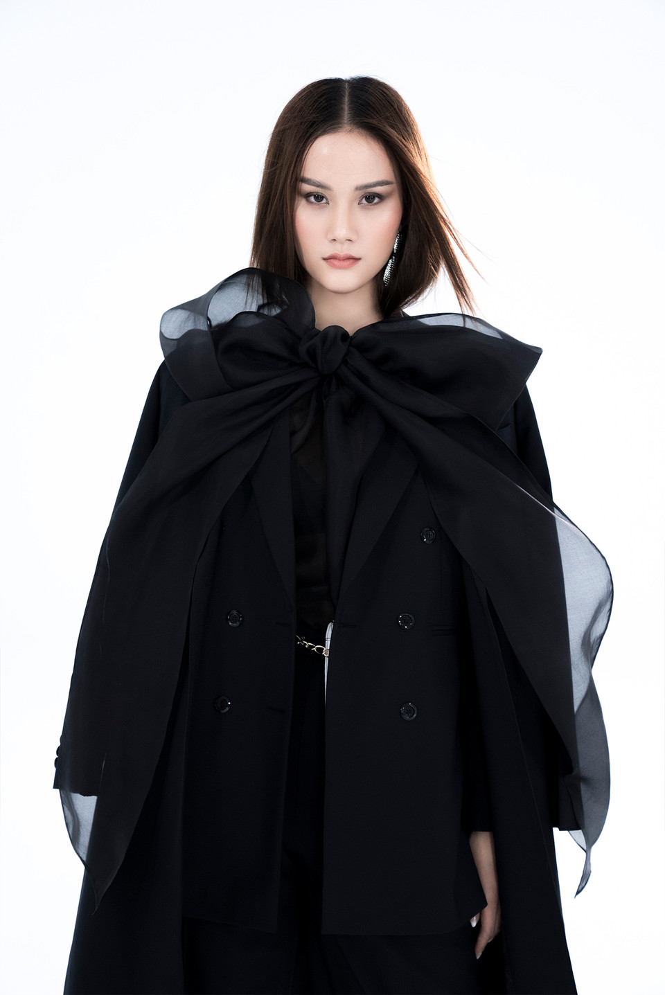 Chất liệu của 'La Muse' vẫn là taffeta, organza, mikado, và cotton thân thiện môi trường, và Trần Hùng cũng tiếp tục tận dụng vải thừa từ các bộ sưu tập cũ để thực hiện cho bộ sưu tập mới với tôn chỉ 'thời trang bền vững.' (Ảnh: CTV/Vietnam+)