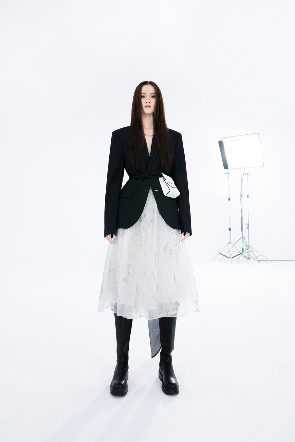 'La Muse' đã được phát sóng trực tuyến (livestream) trên nền tảng của London Fashion Week mùa Fall 2021, cùng với các kênh chính thức của Trần Hùng trên Youtube và TikTok. (Ảnh: CTV/Vietnam+)