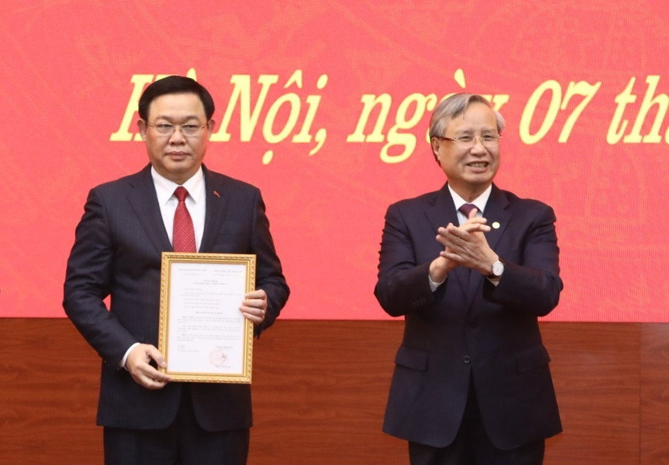 Thường trực Ban Bí thư Trần Quốc Vượng trao quyết định bổ nhiệm đồng chí Vương Đình Huệ làm Bí thư Thành ủy Hà Nội.(Ảnh: Văn Điệp/TTXVN)