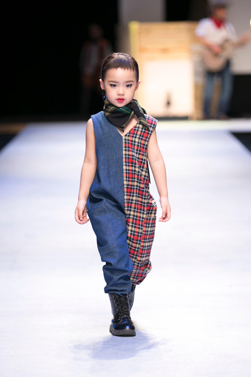 Sàn diễn năm nay hội tụ đủ những người mẫu đến từ mọi lứa tuổi, giới tính, sắc tộc, đúng như tinh thần 'Canifa Fashion for All - Thời trang dành cho tất cả.’