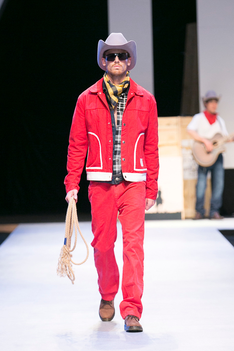 Hàng chục mẫu thiết kế với phom dáng hiện đại, cấu trúc chắc chắn và tinh tế trên nền chất liệu vải cotton thoáng mát, mềm mại được biến hóa tài tình.