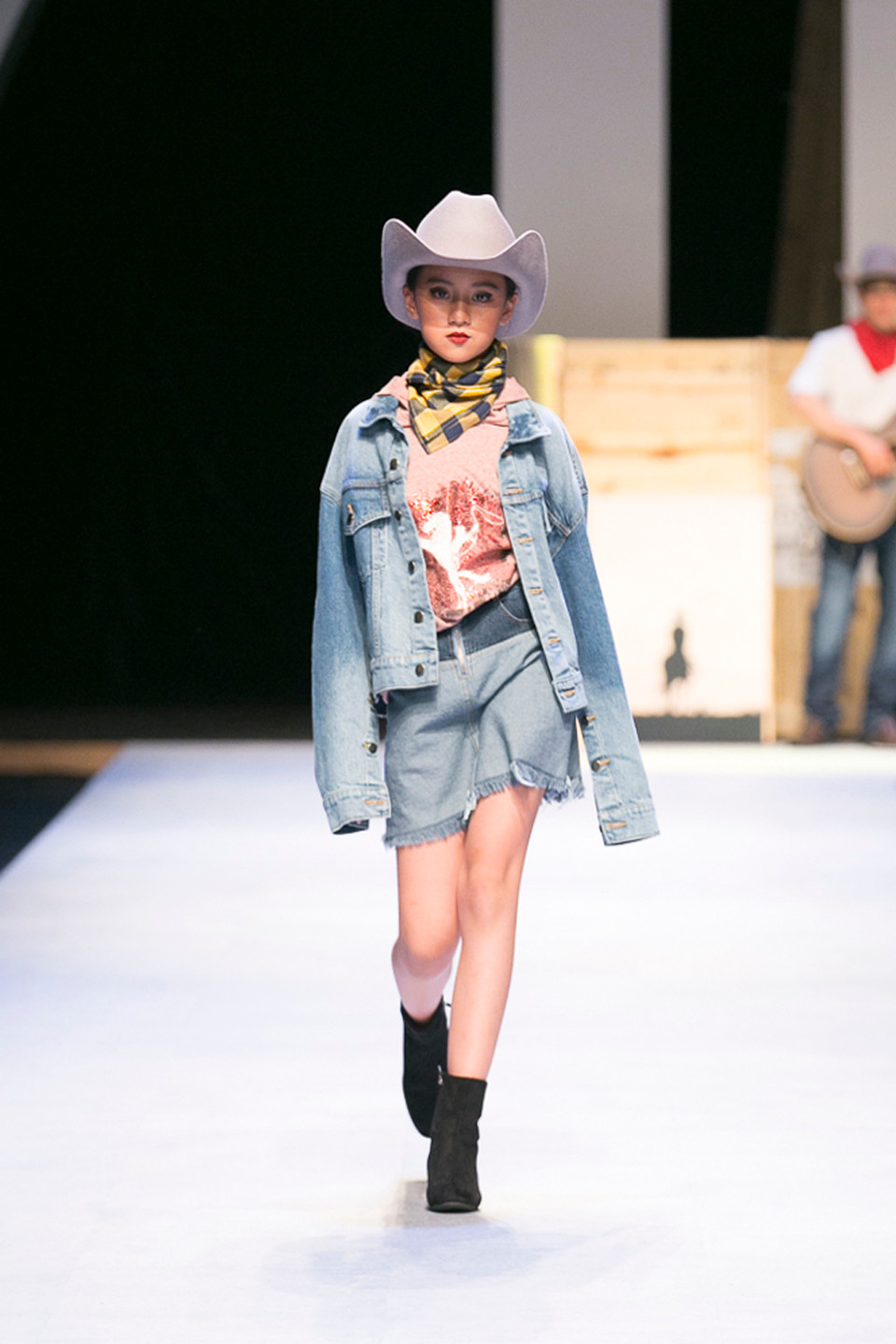 Bảng màu ấm nóng như nâu, đỏ, xanh dương, biến tấu cùng xu hướng sắc tím của mùa thời trang năm nay trở thành nguồn cảm hứng xuyên suốt bộ sưu tập. 