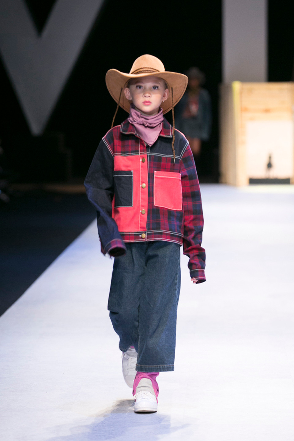 Lần này, Canifa tái hiện hình ảnh về những chàng cao bồi phóng khoáng, ngao du đó đây trong thế giới hoang mạc tự do.