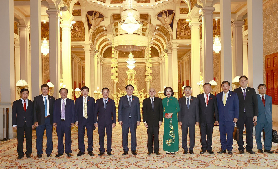 Chủ tịch Quốc hội Vương Đình Huệ cùng các thành viên đoàn đại biểu Quốc hội Việt Nam chụp ảnh chung với Quốc vương Campuchia Norodom Sihamoni. (Ảnh: Doãn Tấn/TTXVN)