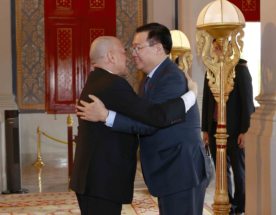 Chủ tịch Quốc hội Vương Đình Huệ và Quốc vương Campuchia Norodom Sihamoni. (Ảnh: Doãn Tấn/TTXVN)