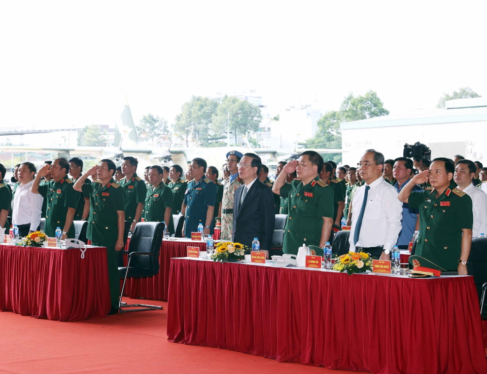 Chủ tịch nước Võ Văn Thưởng và các đại biểu thực hiện nghi lễ chào cờ. (Ảnh: Thống Nhất/TTXVN)