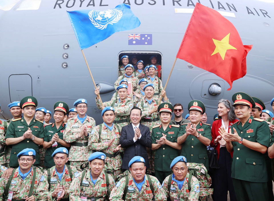 Chủ tịch nước Võ Văn Thưởng với các lực lượng lên đường thực hiện nhiệm vụ gìn giữ hòa bình Liên hợp quốc tại Nam Sudan. (Ảnh: Thống Nhất/TTXVN)