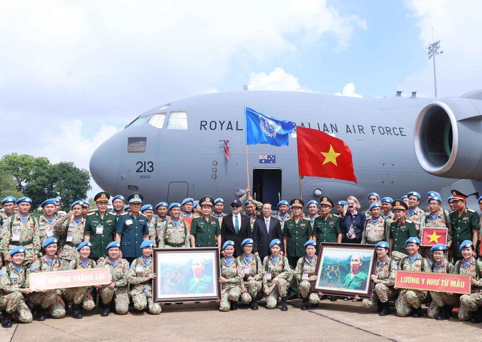 Chủ tịch nước Võ Văn Thưởng với các lực lượng lên đường thực hiện nhiệm vụ gìn giữ hòa bình Liên hợp quốc tại Nam Sudan. (Ảnh: Thống Nhất/TTXVN)