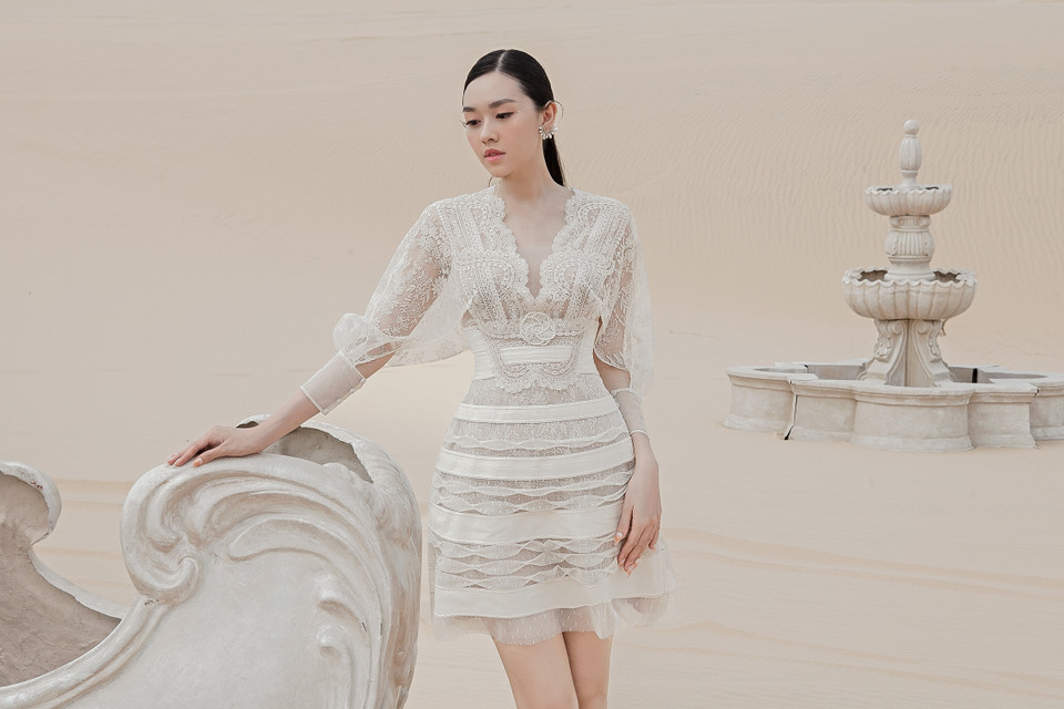 Đặc biệt, những đường cắt uyển chuyển tạo thành đường chiết quanh bụng, nhấn vào eo thon của cô. (Ảnh: CTV/Vietnam+)