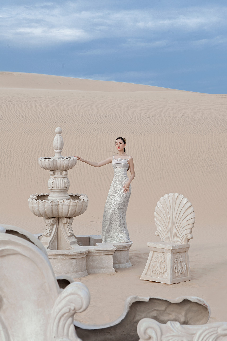 Qua bộ sưu tập mang tên ‘Oasis’ (Ốc đảo giữa sa mạc), Tường San muốn tôn vinh nét đẹp còn ẩn mình trong mỗi cô gái. Nét đẹp phụ nữ là cây xanh, hoa nở tại ốc đảo mát lành, đem đến nguồn cảm hứng mới, ngập tràn sức sống. Mùa Hè chỉ rực rỡ khi các nàng tự tin tỏa sáng với tính cách phóng khoáng, tâm hồn lãng mạn và trái tim tự do. (Ảnh: CTV/Vietnam+)