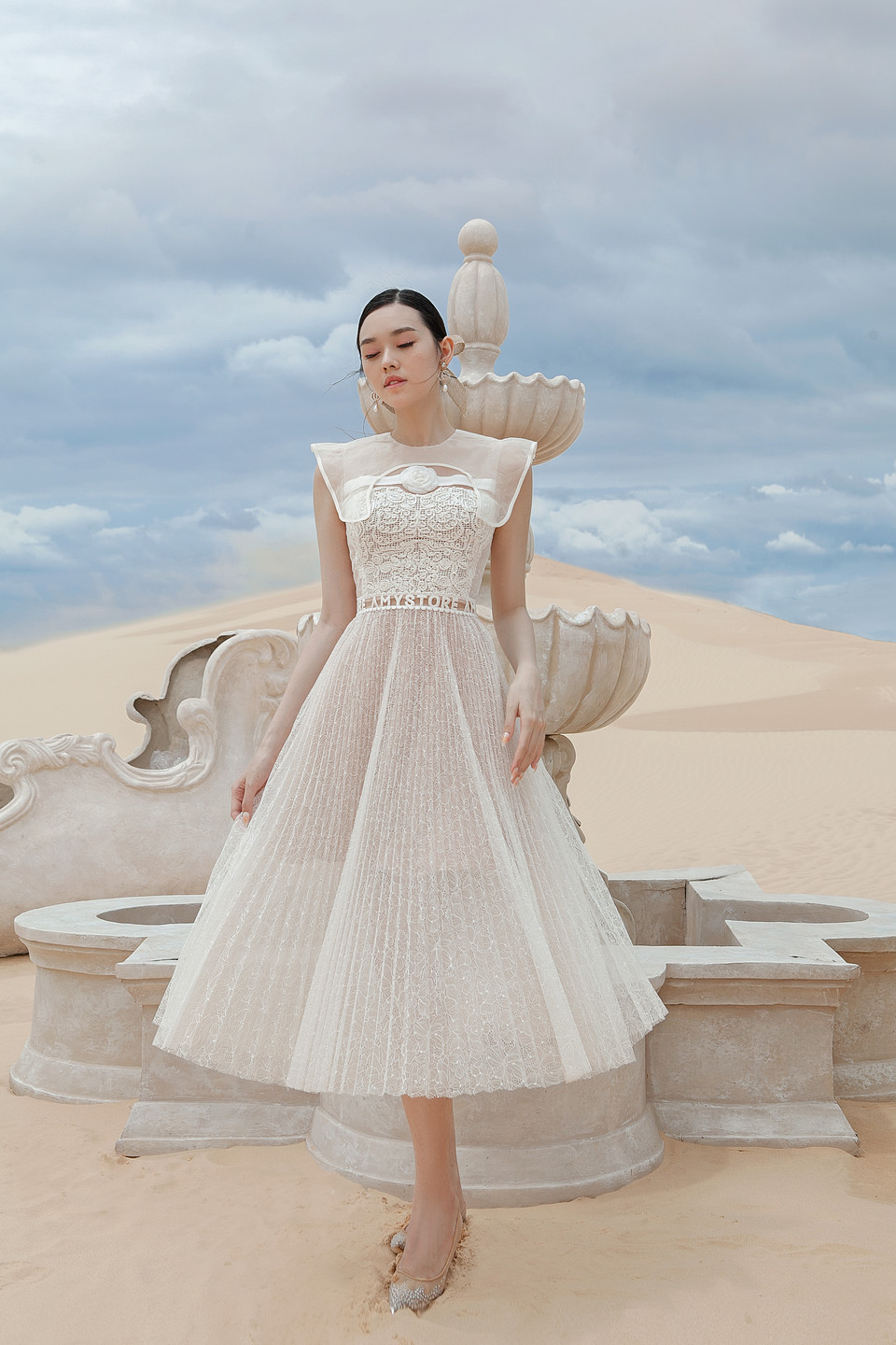 Những trang phục trong bộ ảnh đều là màu sắc tôn da của Tường San như trắng, beige. Thiết kế có chất liệu mềm mại, ôm sát cơ thể. Ren được kết nối tỉ mỉ nhằm tạo nên dáng đầm độc đáo. (Ảnh: CTV/Vietnam+)
