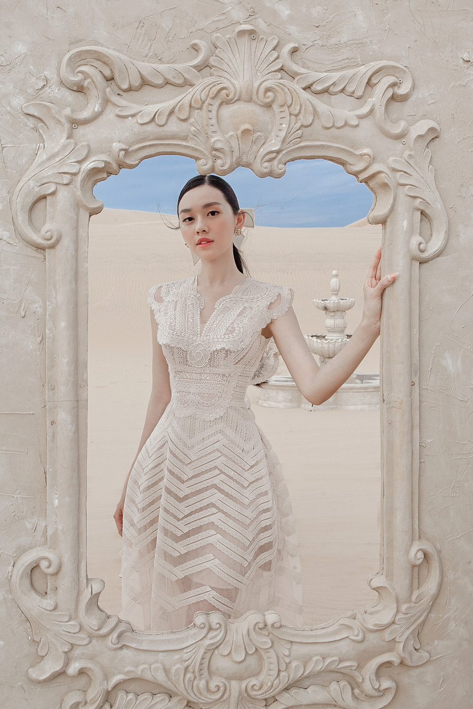 Á hậu đứng giữa một khung ảnh lớn, hệt như nữ thần trong một bức tranh thần thoại. (Ảnh: CTV/Vietnam+)