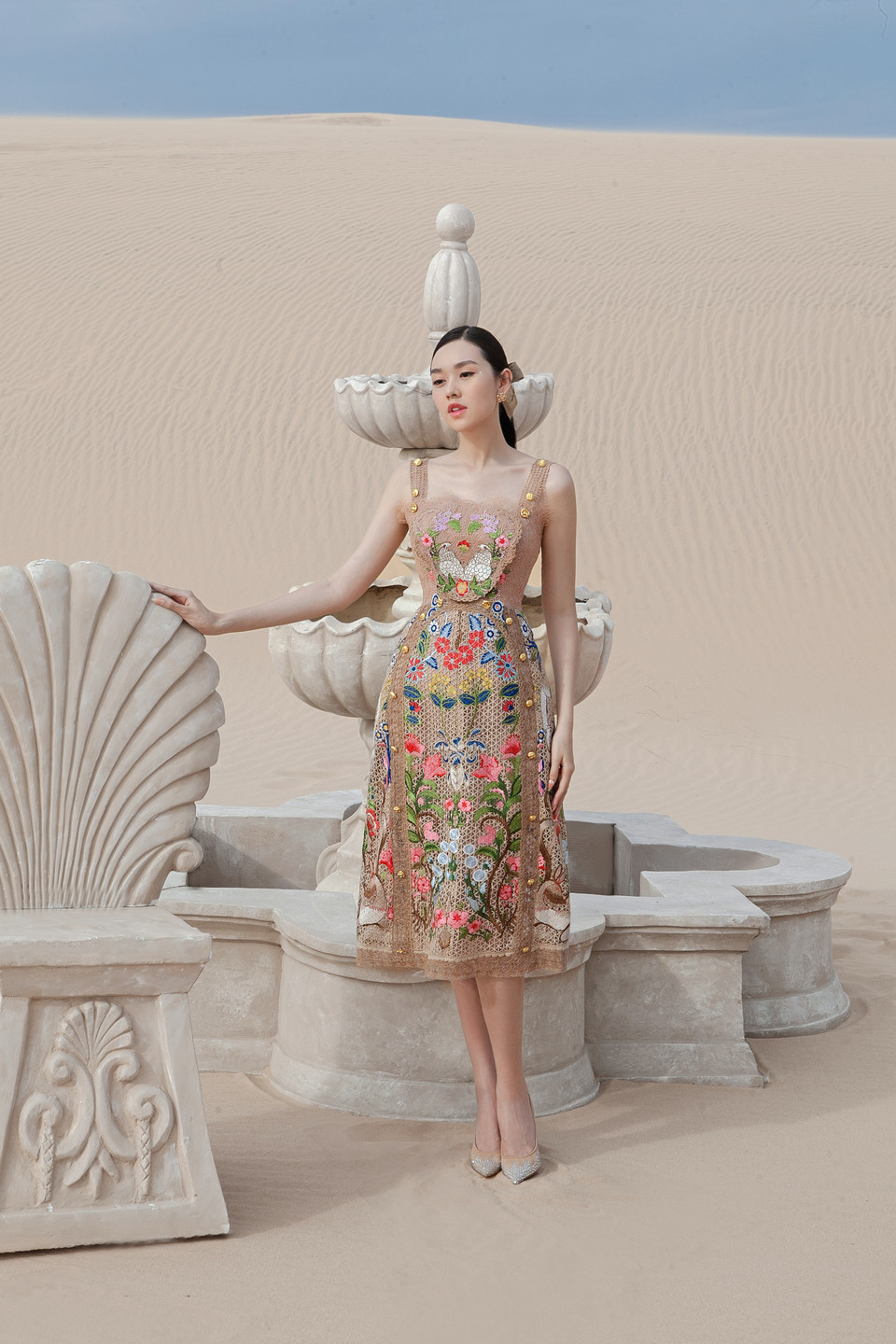 Trong một look hình khác, Tường San diện hai gam màu vàng và hồng vỏ đỗ tươi sáng, giúp cô trở nên nổi bật, kiêu kỳ. (Ảnh: CTV/Vietnam+)