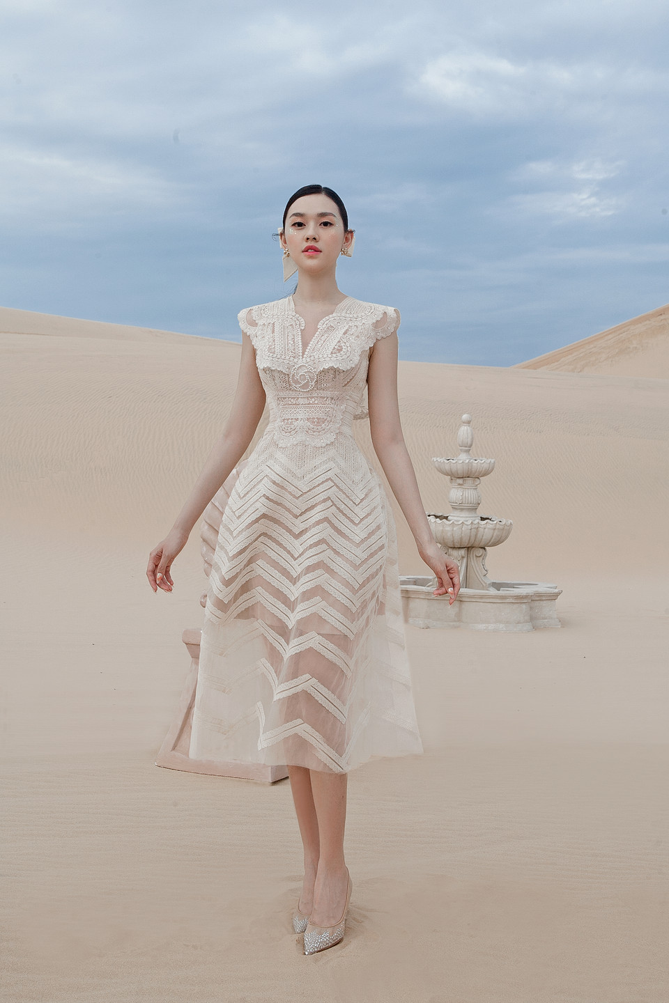 Những bộ đầm không tay, bồng bềnh giúp Tường San thể hiện trọn vẹn vẻ đẹp nữ tính nhờ khoe khéo được bờ vai mảnh mai và đường cong cơ thể. (Ảnh: CTV/Vietnam+)