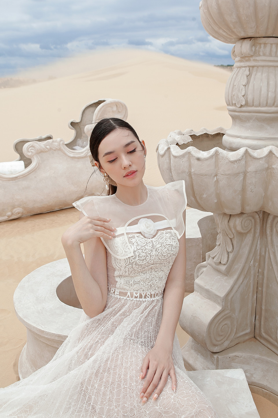 Tóc buộc thấp đơn giản, Tường San vẫn đẹp tựa tiểu thư đài các. Chỉ với vài cử động nhẹ nhàng, cô làm chủ từng khung hình, thu hút mọi ánh nhìn. (Ảnh: CTV/Vietnam+)