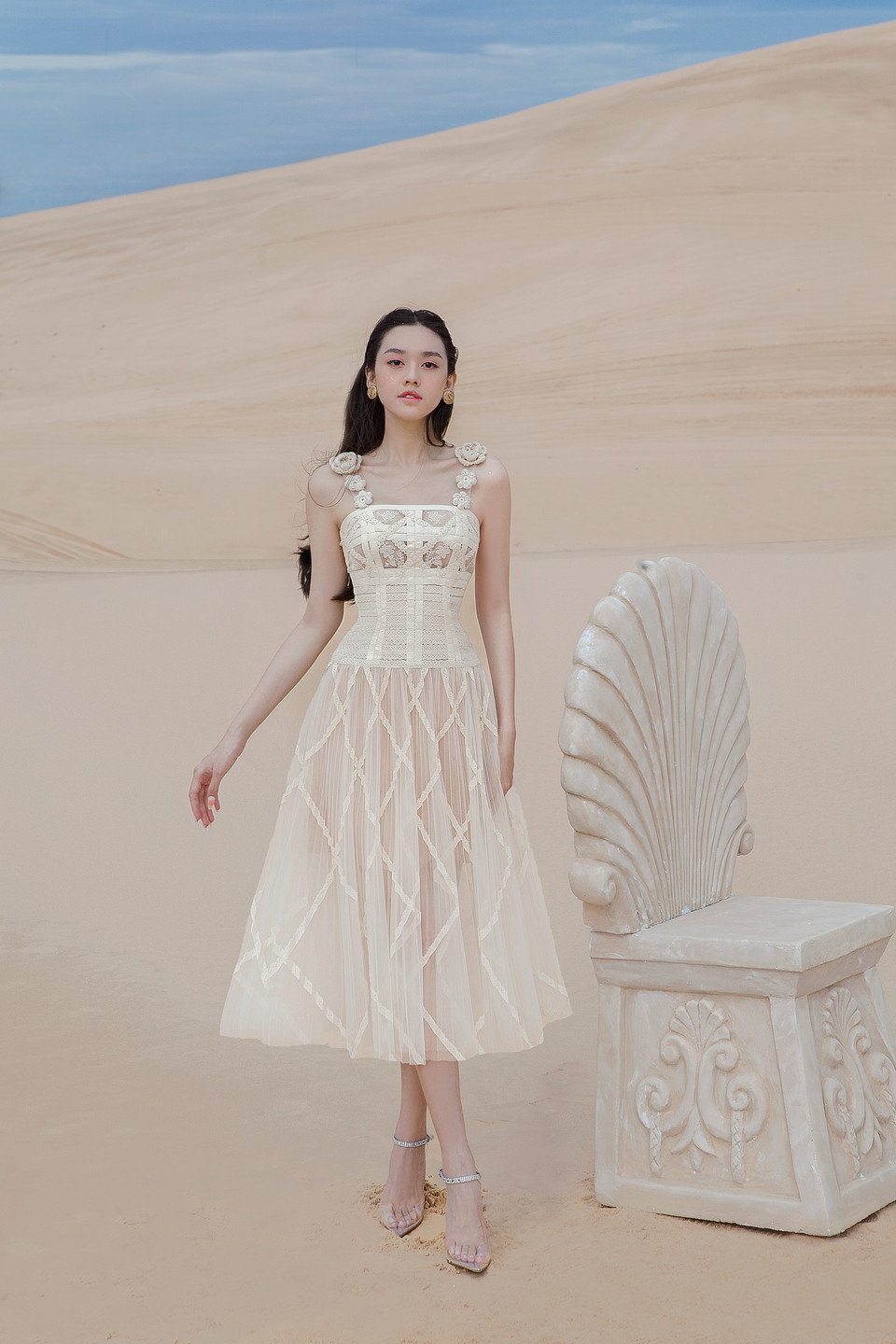 Ngoài ra, người đẹp 10X nhắn nhủ về một tinh thần hòa hợp thiên nhiên, rời xa phố thị ồn ào để khám phá những vùng đất hoang dã. Đấy chính là nét đẹp đúng nghĩa đến từ những cô gái hiện đại, sống đầy đam mê, thích phiêu du và không kém phần xinh đẹp và đầy lôi cuốn. (Ảnh: CTV/Vietnam+)