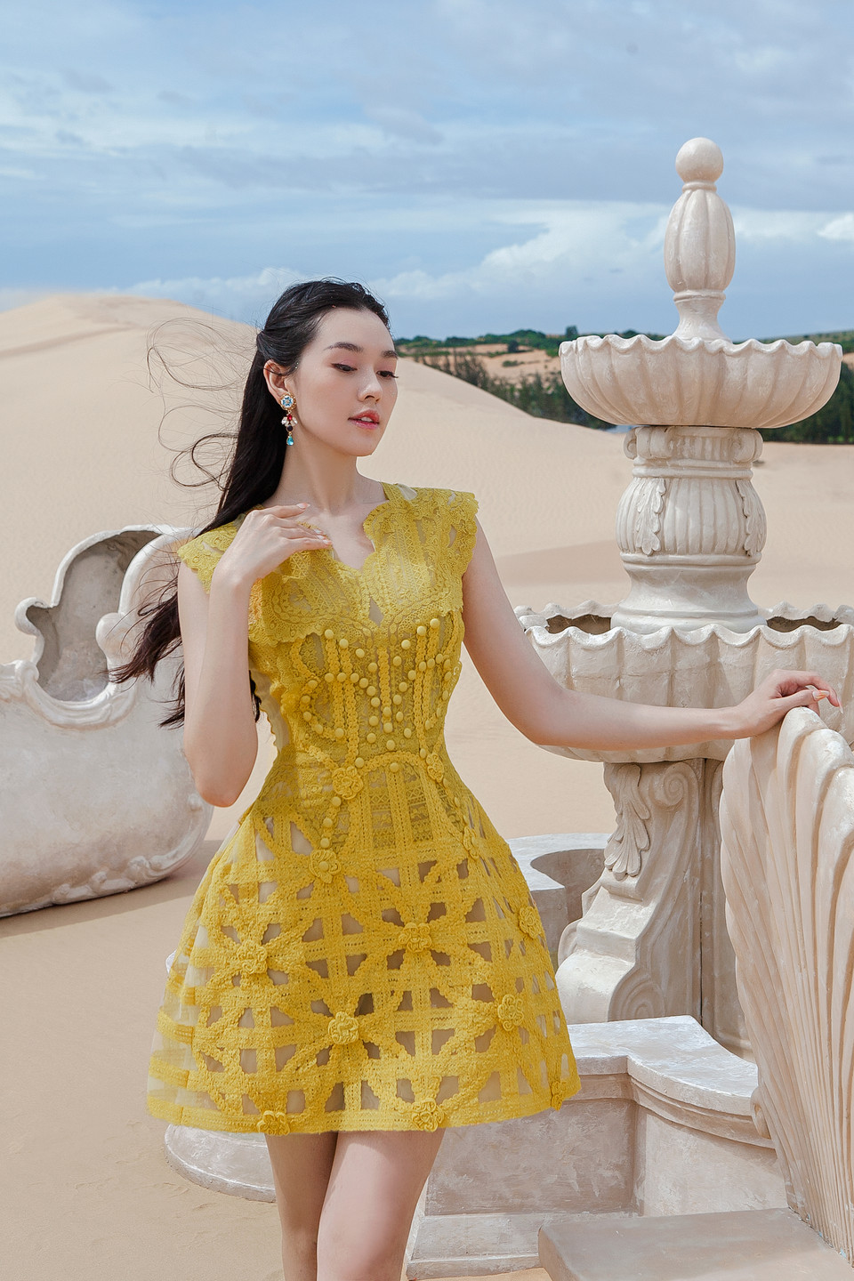 Ở tuổi 20, Tường San kết hôn cùng ông xã hơn 9 tuổi. Sau khi sinh con đầu lòng, cô vẫn giữ được vóc dáng thon thả, sắc đẹp đôi mươi tươi trẻ. (Ảnh: CTV/Vietnam+)