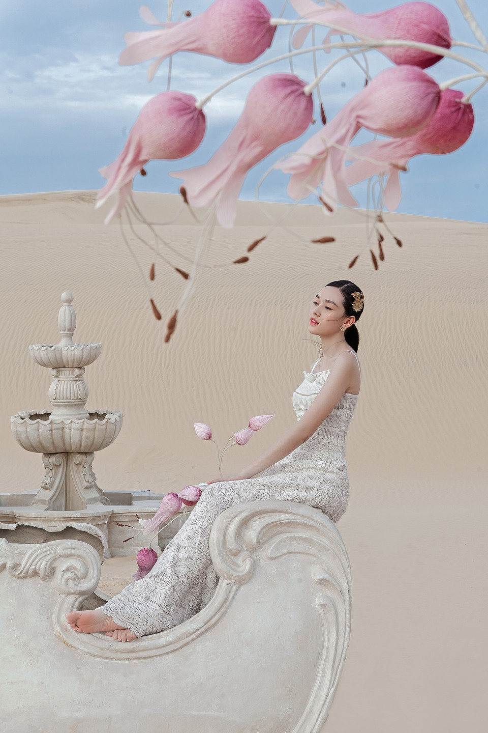 Á hậu không ngần ngại diện các đầm làm từ các chất liệu lạ như ren, linen, organza vì bề mặt đầm đã được xử lý tinh tế với kỹ thuật cut-out, đắp ren, xếp ly, góp phần tạo tổng thể hài hòa. Cuối cùng, điểm nhấn là đính kết các chi tiết như hoa, ngọc trai một cách sắc sảo. (Ảnh: CTV/Vietnam+)