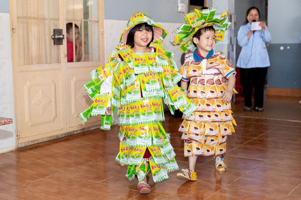 Sự hồn nhiên, vô tư của các em giúp không khí thêm phần sôi động. (Ảnh: Thiên An/Vietnam+)