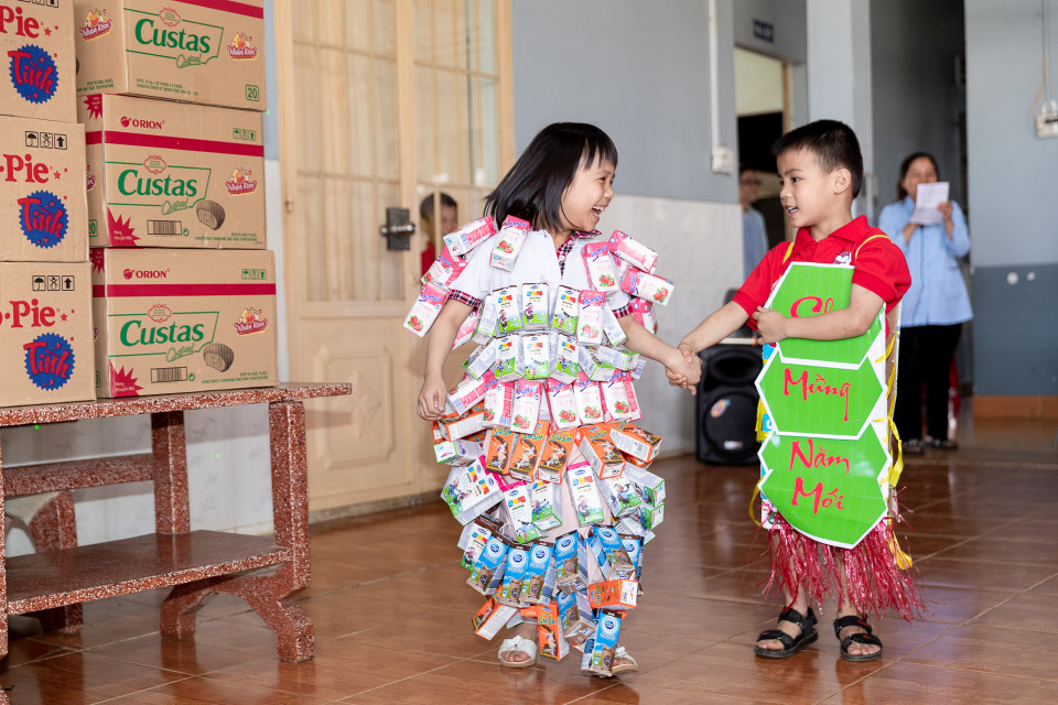 Đặc biệt, các em còn tổ chức một buổi trình diễn thời trang từ đồ tái chế. (Ảnh: Thiên An/Vietnam+)