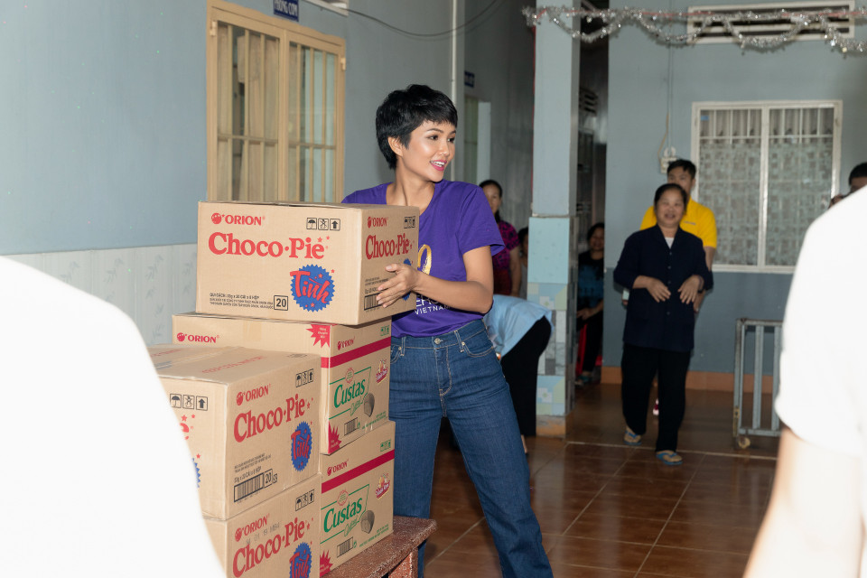 Hành động này cũng thay lời kêu gọi các cá nhân, tổ chức cùng chung tay quan tâm đến những mảnh đời khó khăn trong xã hội. (Ảnh: Thiên An/Vietnam+)