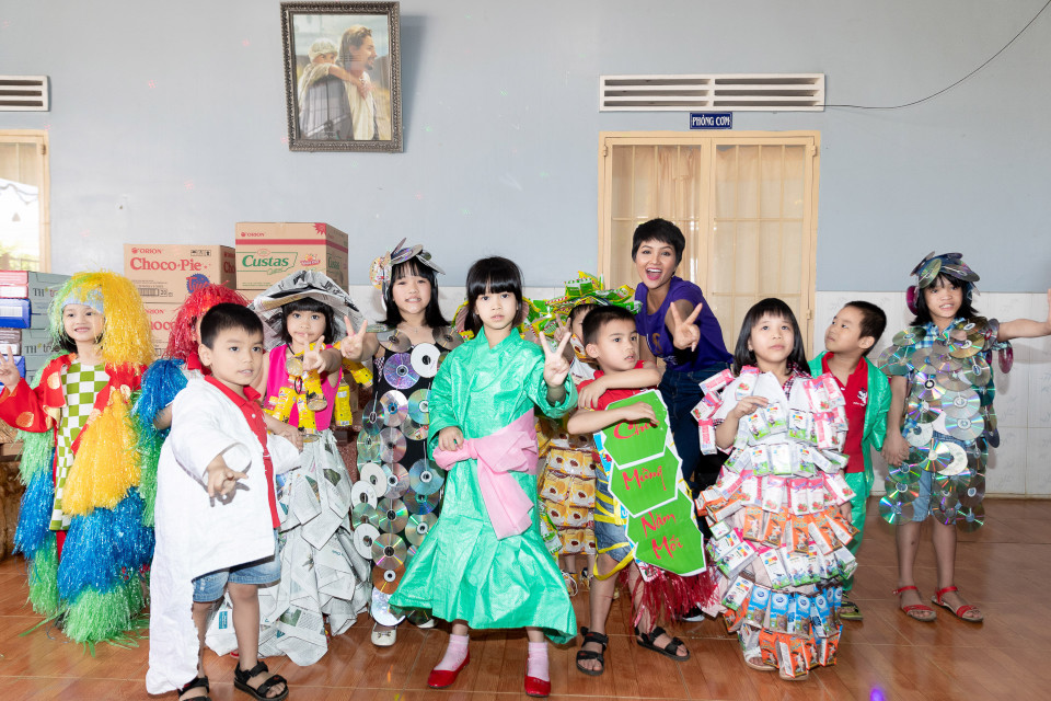 Trong không khí bận rộn những ngày cuối năm, H’Hen Niê đã tạm gác lại công việc để thực hiện những chuyến thiện nguyện lan tỏa lòng nhân ái, mang đến niềm vui cho các em nhỏ. (Ảnh: Thiên An/Vietnam+)