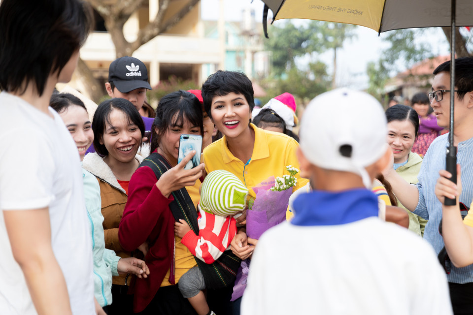 Không chỉ là giúp đỡ mà đây còn là sự cảm thông, chia sẻ và lan tỏa những giá trị nhân ái đến với cộng đồng... (Ảnh: Thiên An/Vietnam+)