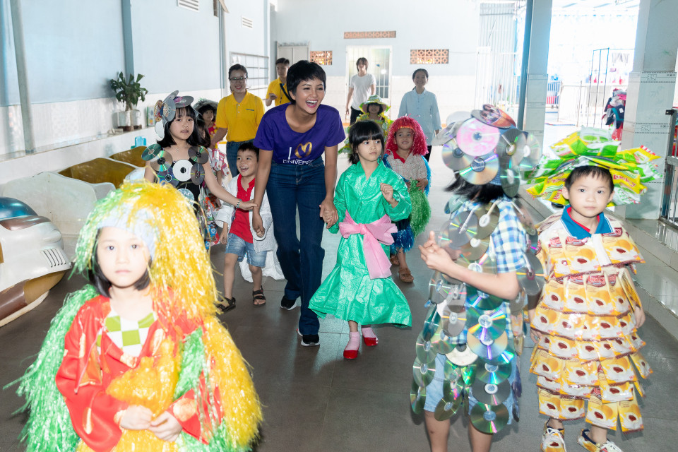 H'Hen Niê đã trở lại Mái ấm Tín Thác (huyện Bảo Lộc, tỉnh Lâm Đồng), nơi mà cách đây một năm, cô đã ghé thăm khi còn là thí sinh cuộc thi Hoa hậu Hoàn vũ Việt Nam. (Ảnh: Thiên An/Vietnam+)