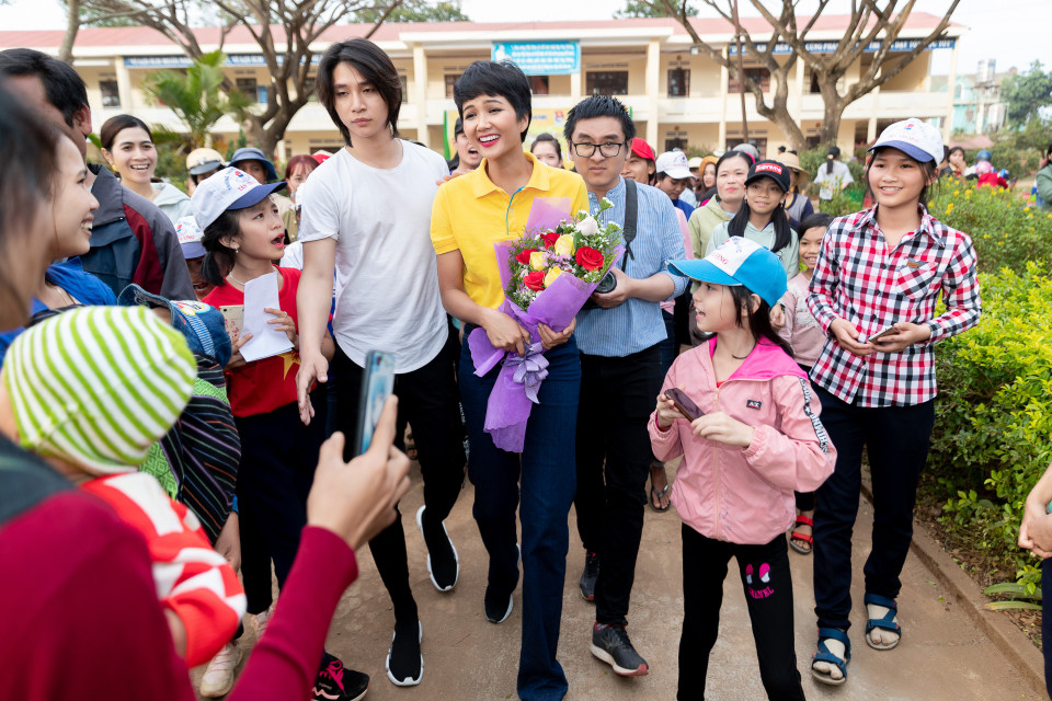  H'Hen Niê hy vọng rằng, những phần quà này sẽ góp phần giúp người dân cảm thấy ấm áp hơn trong ngày Tết... (Ảnh: Thiên An/Vietnam+)