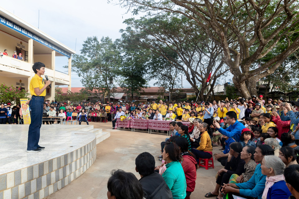 Cũng trong chương trình, H’Hen Niê còn mang 'Tết yêu thương' đến với đồng bào dân tộc nghèo thuộc xã Tân Thượng, xã Tân Lâm, xã Tân Châu và xã Đinh Trang Thượng trên địa bàn huyện Di Linh, tỉnh Lâm Đồng. (Ảnh: Thiên An/Vietnam+)