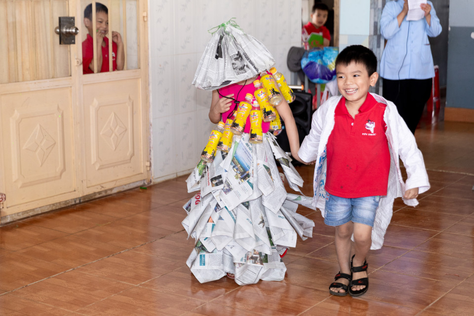 Lần trở lại này, cô nhận được sự chào đón nồng nhiệt từ các em nhỏ nơi đây. (Ảnh: Thiên An/Vietnam+)