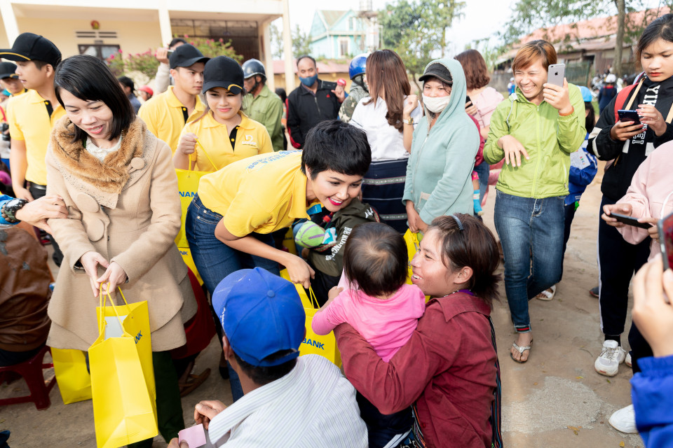 Ở đây, H'Hen Niê đã trao quà Tết và giao lưu cùng các em nhỏ và người dân.(Ảnh: Thiên An/Vietnam+)