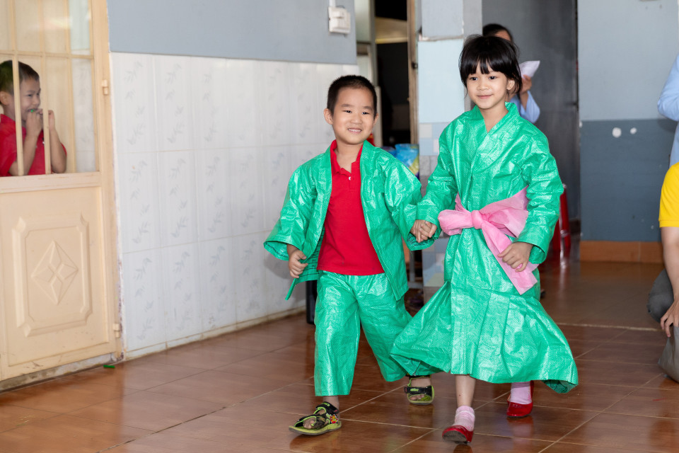 Các em hào hứng khi được trình diễn thời trang trước Hoa hậu H'Hen Niê. (Ảnh: Thiên An/Vietnam+)