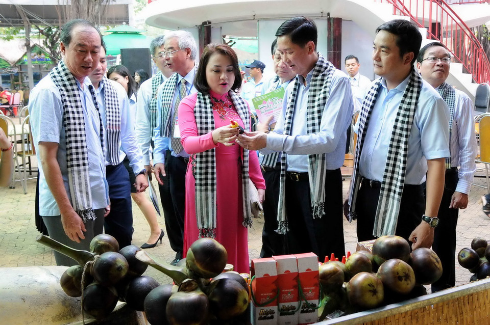 Lãnh đạo Thành phố Hồ Chí Minh tham quan các gian hàng tại Liên hoan. (Ảnh: An Hiếu/Vietnam+)