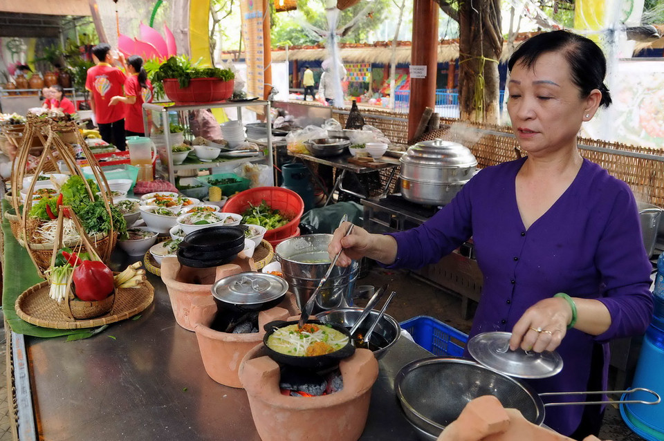 Chế biến món ăn trực tiếp tại Liên hoan. (Ảnh: An Hiếu/Vietnam+)
