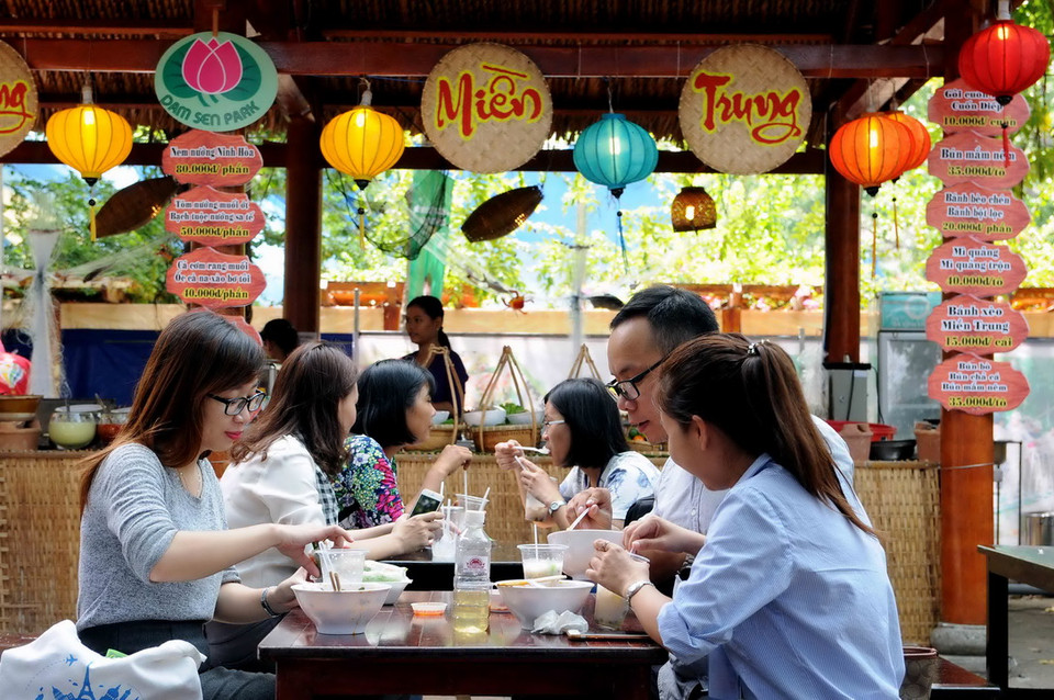 Khách tham quan, thưởng thức các món ăn tại Liên hoan. (Ảnh: An Hiếu/Vietnam+)