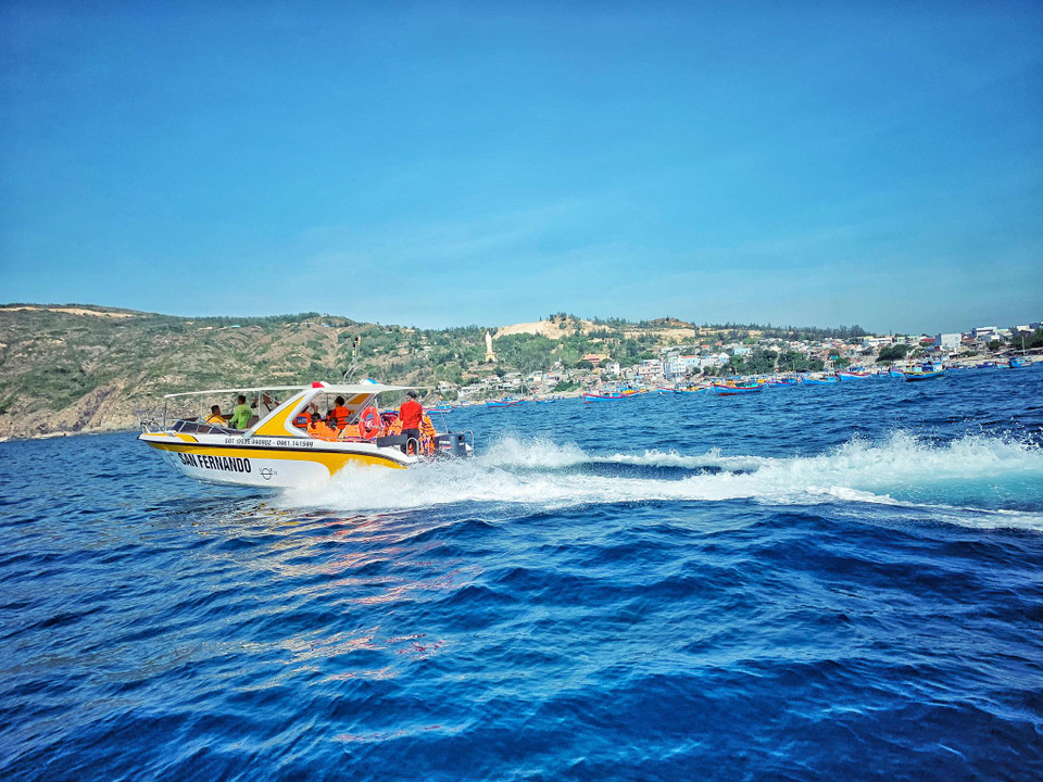 Đi cano đến Kỳ Co để thưởng thức trọn vẹn khung cảnh tuyệt đẹp của nước biển xanh ngắt. (Ảnh: Xuân Mai/Vietnam+)