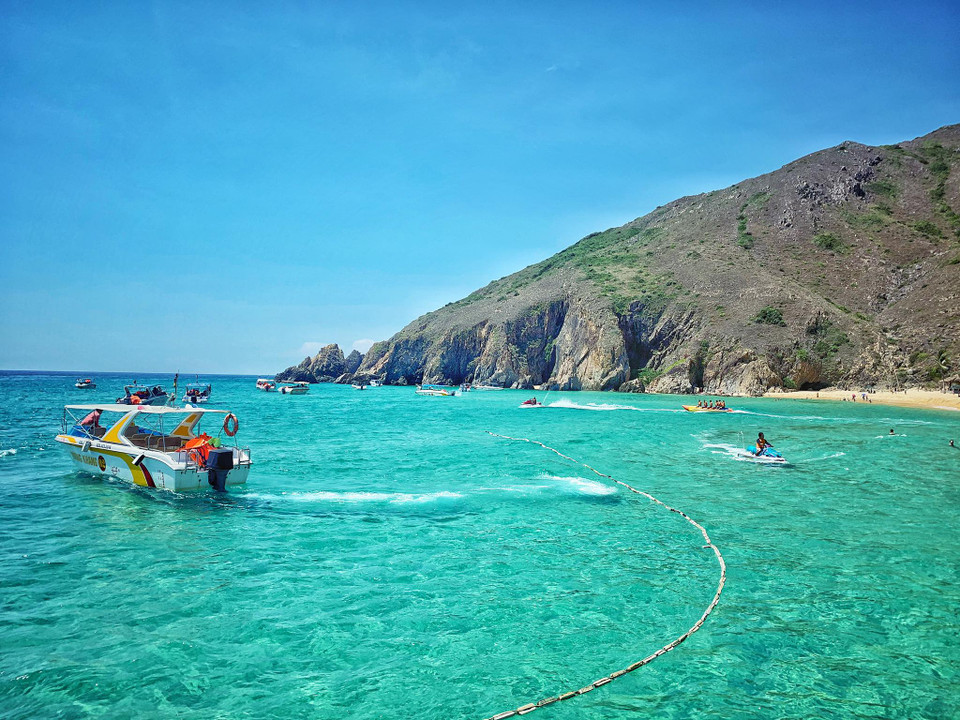 Ngoài các hoạt động tắm, lặn du khách có thể chơi môtô nước, dù kéo, cắm lều trại, thuê chòi thư giãn bên bờ biển, hoặc nghỉ tại khách sạn ngay trong khu du lịch. (Ảnh: Xuân Mai/Vietnam+)