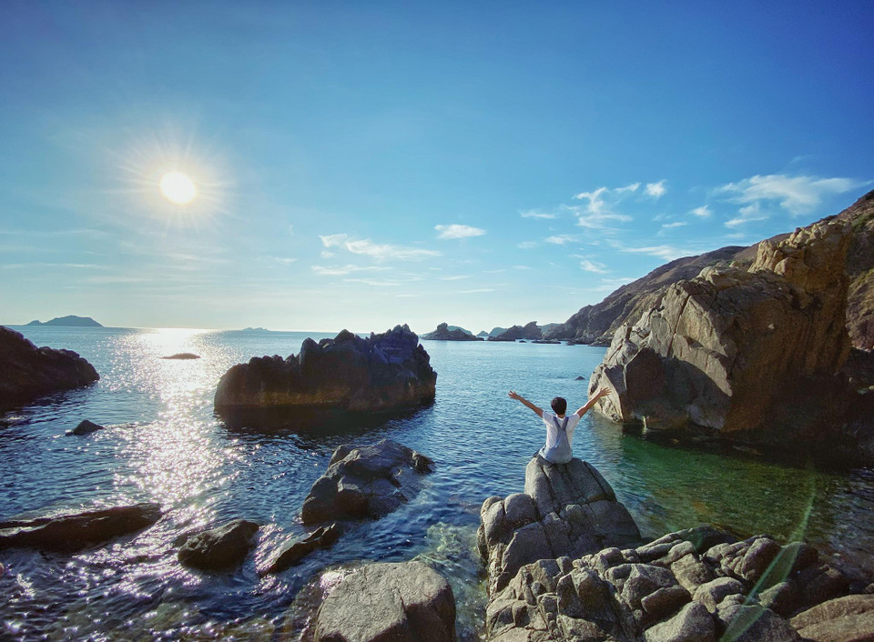 Du khách đón bình minh trên Eo Gió. Nếu không thể tự đi bạn có thể mua tour một ngày đi cano, lặn ngắm san hô, ăn trưa hải sản ở Kỳ Co-Eo Gió với giá từ 700.000 đồng/người. (Ảnh: Xuân Mai/Vietnam+)