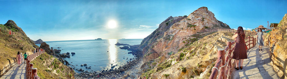 Toàn cảnh Eo Gió. Vé thăm quan địa danh này 25.000 đồng/người, sau khi thăm quan con đường bộ nếu dư giả thời gian bạn nên ghé qua Tịnh xá Ngọc Hòa, Linh Phong Sơn Tự...(Ảnh: Xuân Mai/Vietnam+)