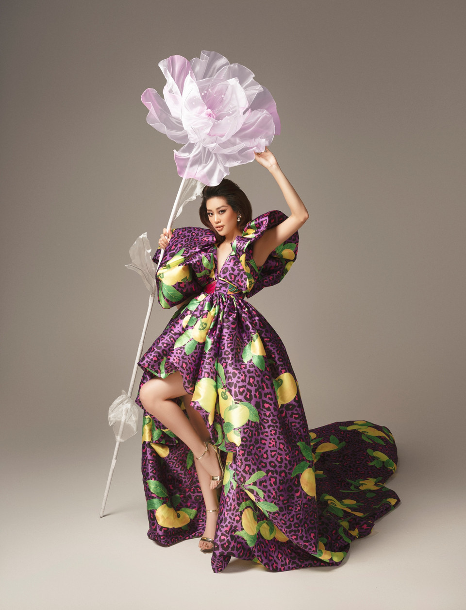 Với concept thứ hai, khán giả sẽ bất ngờ trước sự thay đổi thần thái của các người đẹp. Nếu concept đầu tiên mang đậm yếu tố truyền thống thì concept thứ hai nổi bật với tinh thần hiện đại. (Ảnh: CTV/Vietnam+)