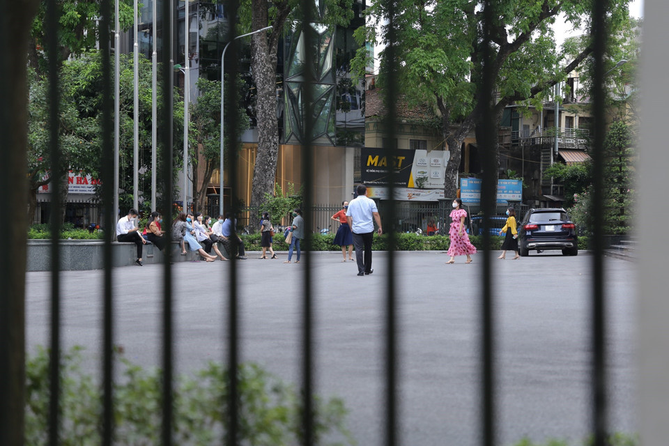 Cán bộ, nhân viên Tổng cục Thuế tạm thời ở lại cơ quan (chụp 16h40 ngày 24/5). (Ảnh: Hoàng Hiếu/TTXVN)