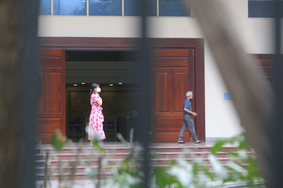 Cán bộ, nhân viên Tổng cục Thuế tạm thời ở lại cơ quan (chụp 16h40 ngày 24/5) (Ảnh: Hoàng Hiếu/TTXVN)