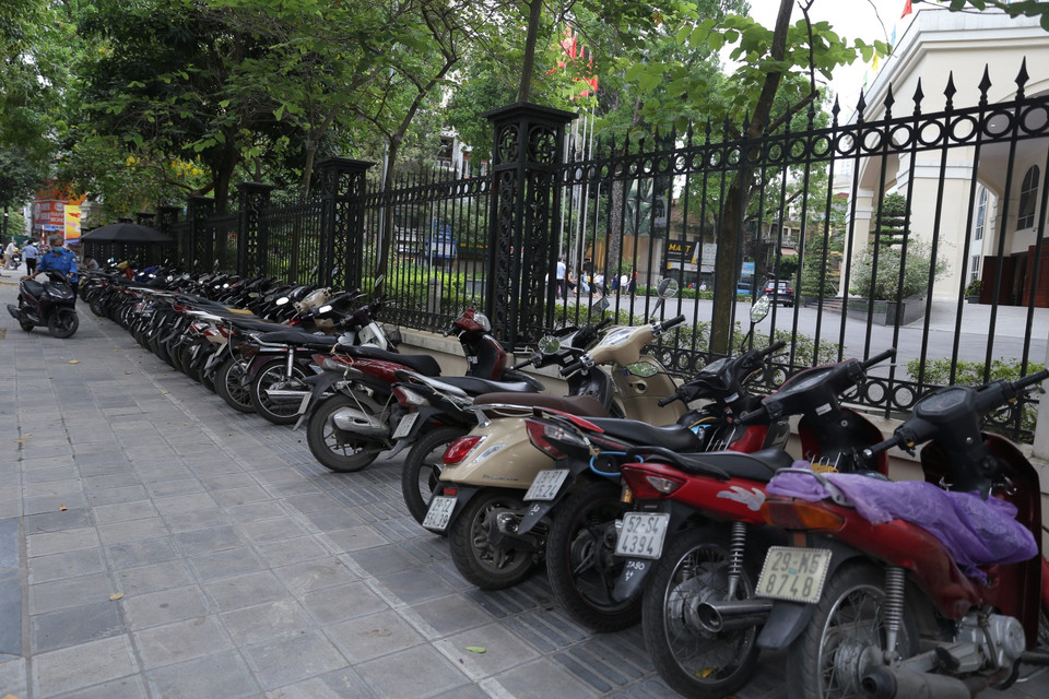 Xe máy của cán bộ, nhân viên Tổng cục Thuế trên đườngLò Đúc.(Ảnh: Hoàng Hiếu/TTXVN)